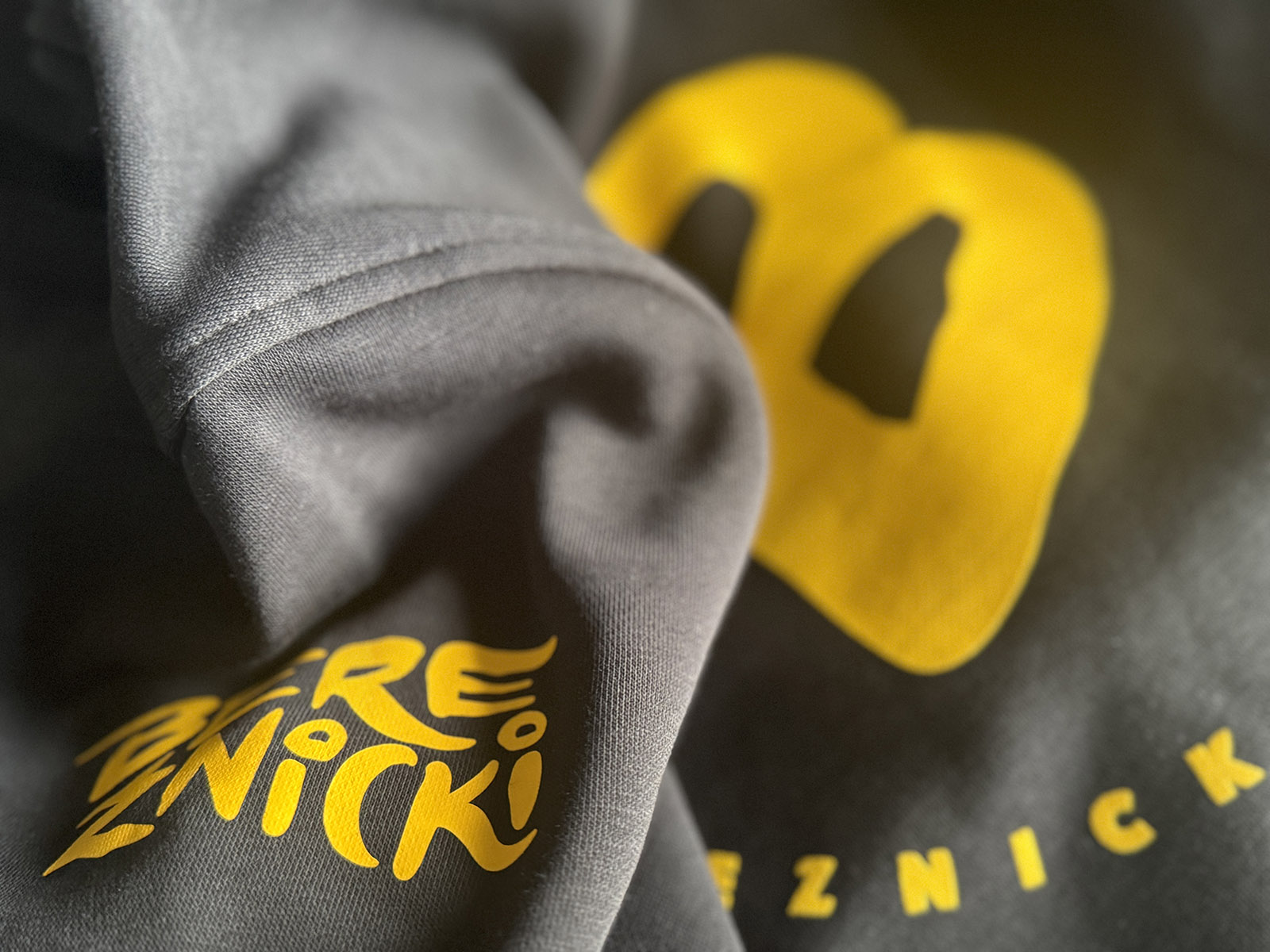 „Kanał B” – BLUZA CZARNA (DELUXE) + 2 naklejki - obrazek 3